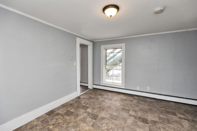 Building Photo - 27 School St