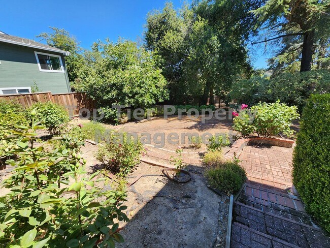 Building Photo - Beautiful 3-bedroom, 2-bathroom home locat...