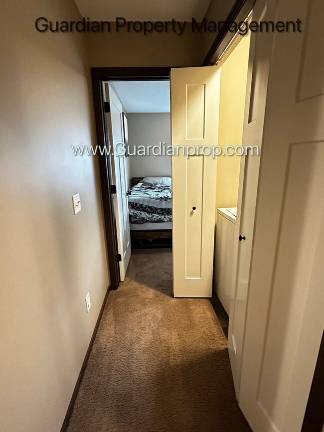 Building Photo - Lakeville End unit Town Home, Avail December, Two Car Garage, Dishwasher, W/D, 2.5 Baths