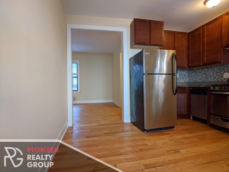 Building Photo - 3732 N Pine Grove Ave