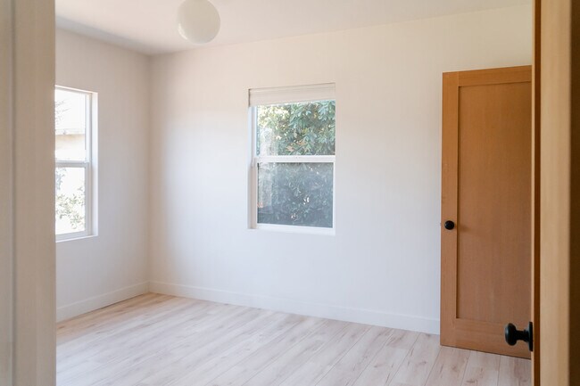 Building Photo - 2709 S Harcourt Ave