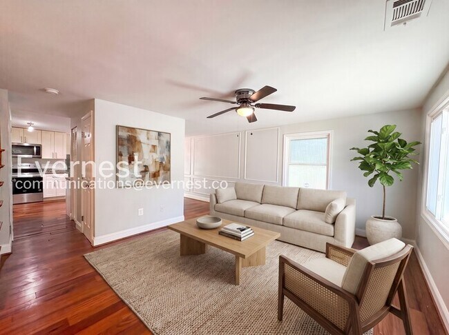 Building Photo - 3 Bed/1.5 Bath Townhome with Fenced Yard / Vouchers Accepted / Available Now!