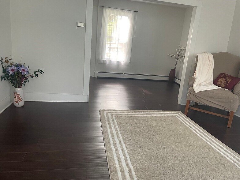 Building Photo - 27 Snell St