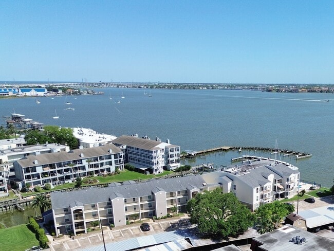 Building Photo - 205 Yacht Club Ln