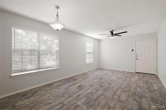 Building Photo - 1006 W Kelly Ave