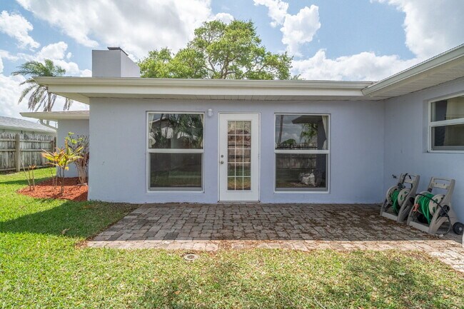 Building Photo - Beautiful 4 bedroom, 2 bathroom in Satellite Beach! NO HOA!!