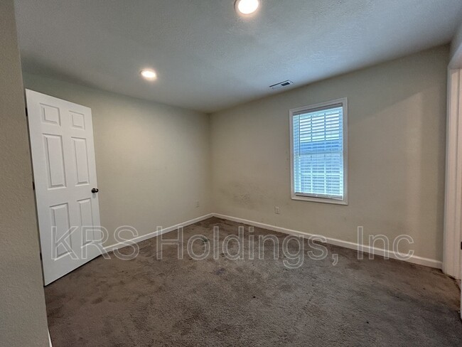 Building Photo - 622 Mason Ave