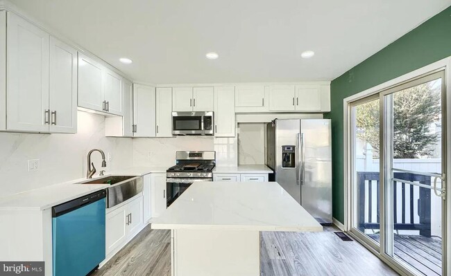 Building Photo - 4 Maya Way