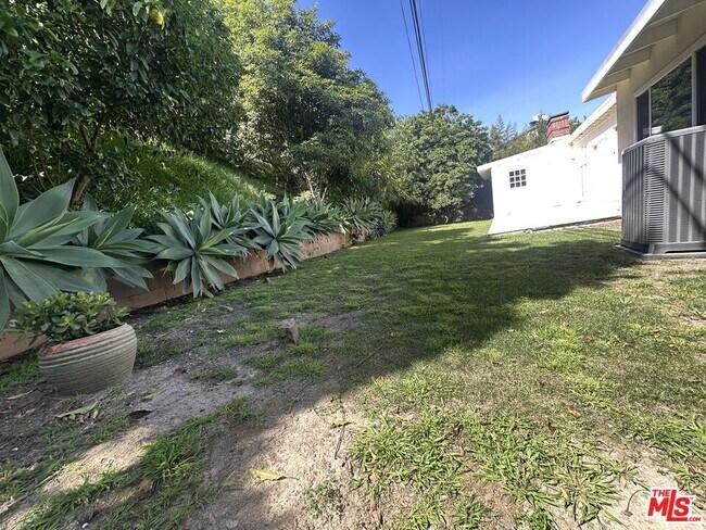 Building Photo - 1555 San Ysidro Dr