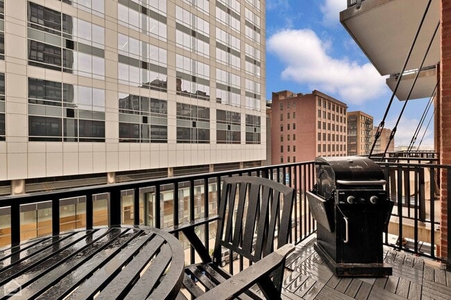 Building Photo - 210 S Desplaines St