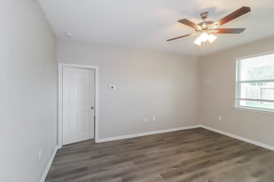 Building Photo - 400 Captain Grumbles Dr