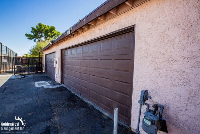 Building Photo - Modern 2Bdm 1.5Ba Townhome in Central Las ...