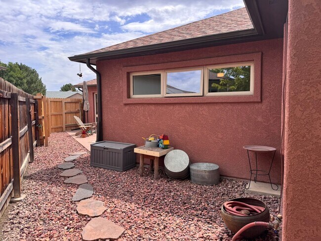 Building Photo - Stylish One-Story FULLY FURNISHED 3Bed, 2B...