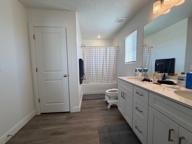 Building Photo - 487 W Carnation Ct