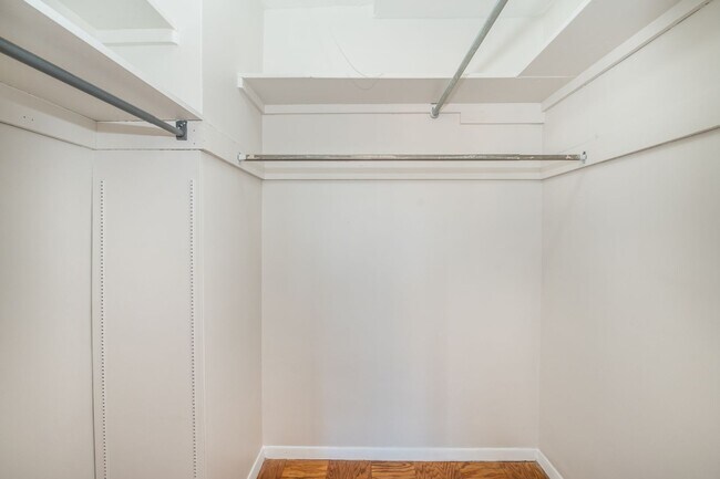 Building Photo - Spacious, Bright 1 Bed 1 Bath condo in prime location and close to Metro - All utilities included