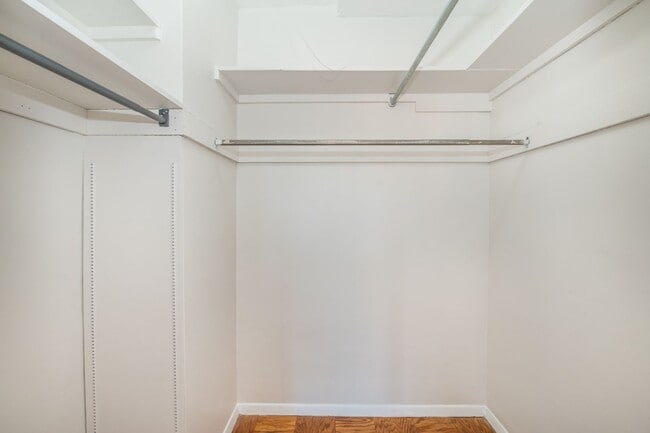 Building Photo - Spacious, Bright 1 Bed 1 Bath condo in prime location and close to Metro