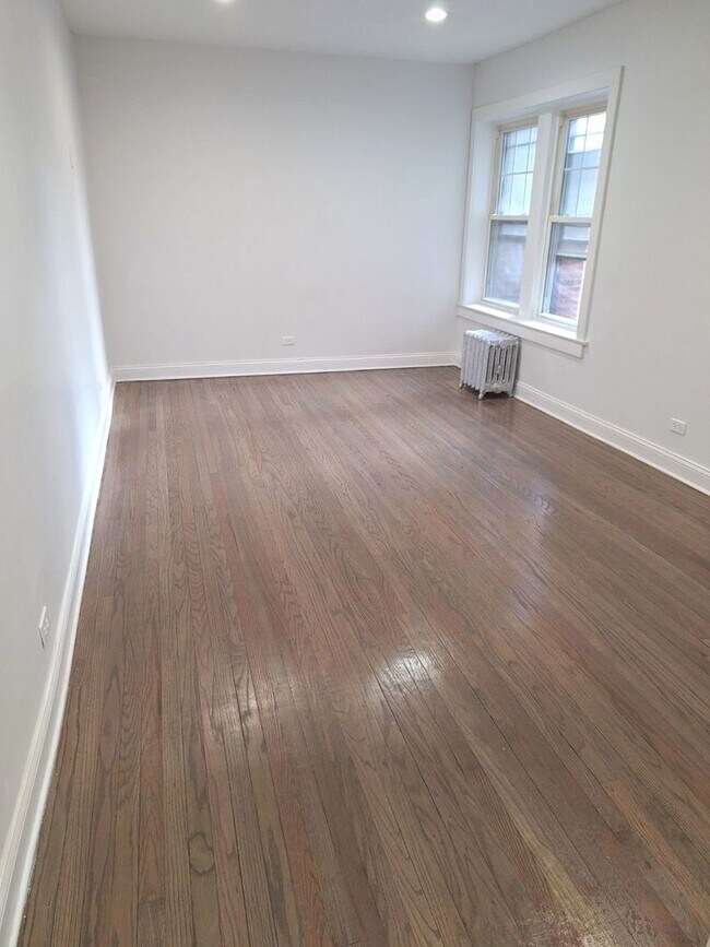 Building Photo - 1070 W Thorndale Ave