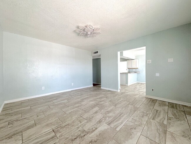 Building Photo - Northeast El Paso 4bed/3bath Refrig A/C w/...