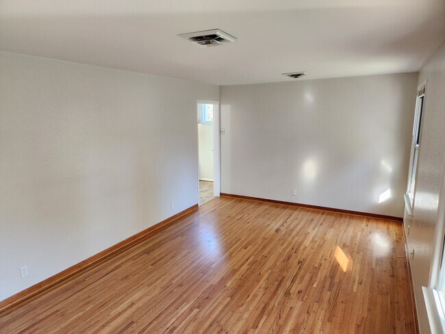 Building Photo - 139 Saratoga Dr