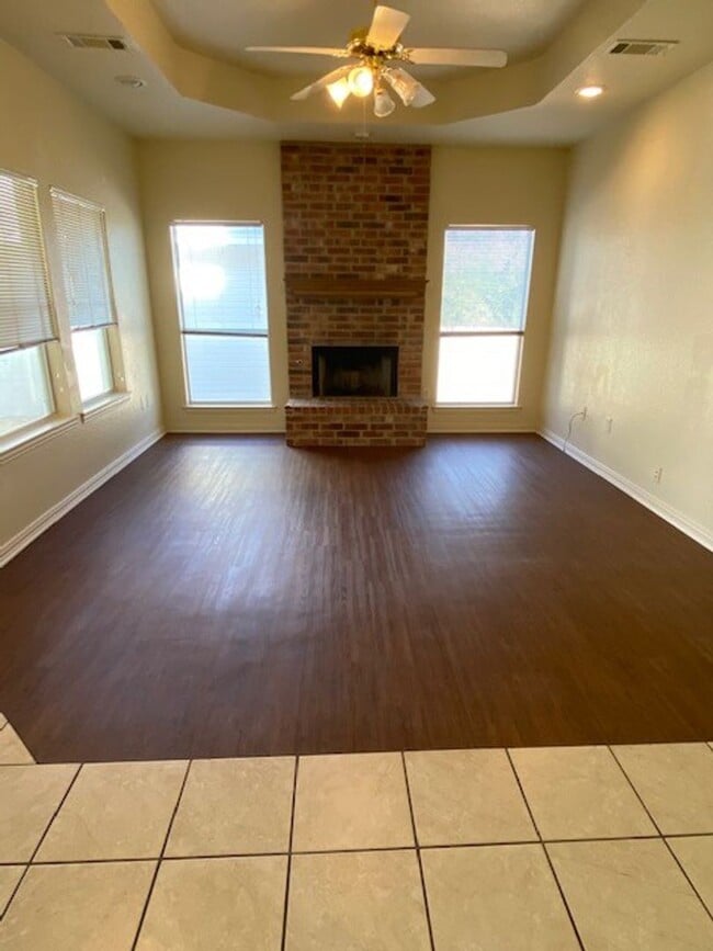 Building Photo - 3 BEDROOM 2 BATH 2 CAR GARAGE