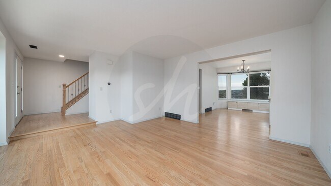 Building Photo - Beautiful 2 Story home in the Heart of Bri...