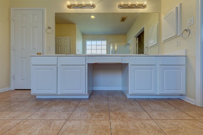 Building Photo - 2610 Ledgebrook Ln