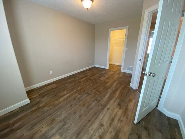 Building Photo - A RELAXING RETREAT - 3 bd/2.5 bath Twin Home for Rent