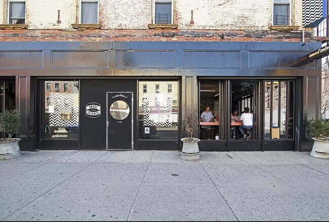 Building Photo - 154 Graham Avenue