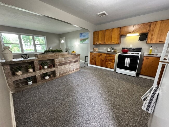 Building Photo - 2 bed, 1 bath home for rent in Hudson available IMMEDIATELY