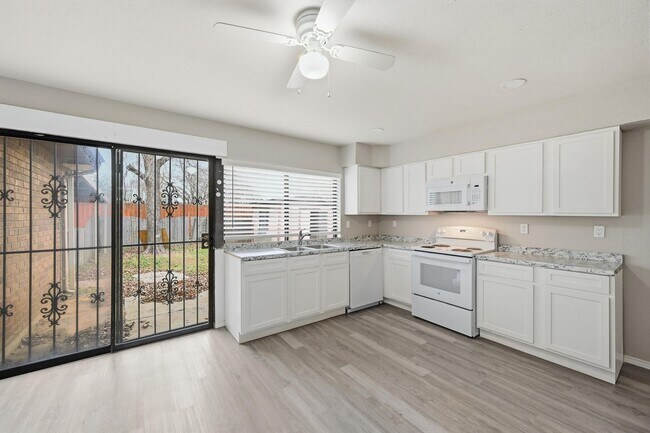 Building Photo - Charming 3-Bed Brick Home with Spacious Layout, Updated Floors & Cozy Fireplace in Grand Prairie