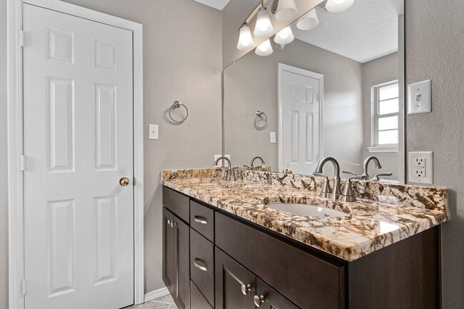 Building Photo - 5802 Park Valley Cir