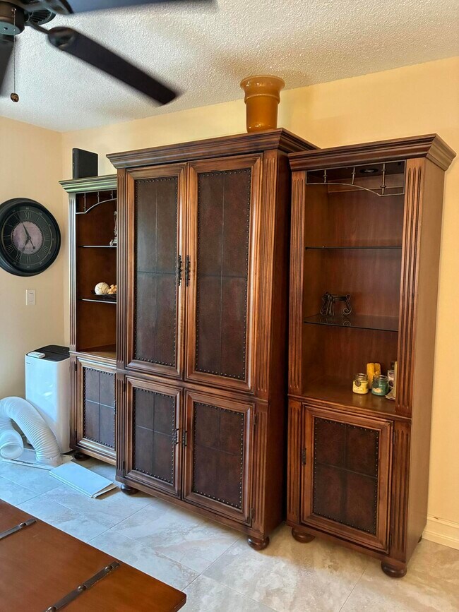 Building Photo - 489 Burgundy P