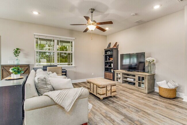 Building Photo - Bright and beautiful home in Windward Cove...