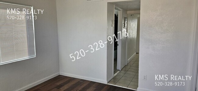 Building Photo - 757 E Pastime Rd