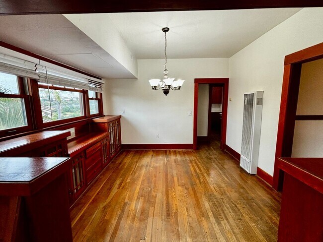 Building Photo - Large 1 bedroom 1 bath located in Golden Hill