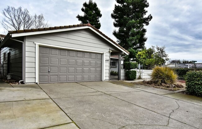 Building Photo - 498 Nut Tree Ct