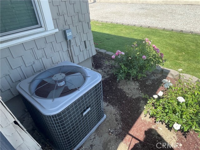 Building Photo - 596 E Arrow Hwy