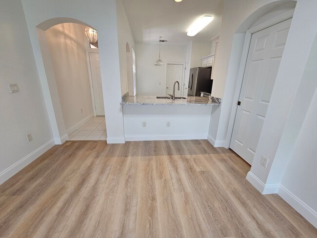 Building Photo - 2 Bedroom, 1.5 bath townhome in gated comm...