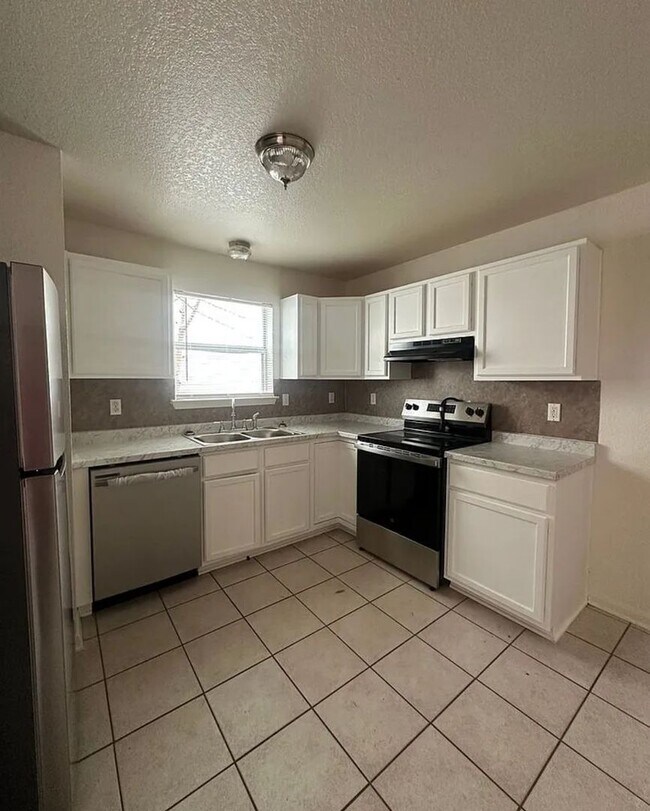 Building Photo - 2806 Leroy Cir