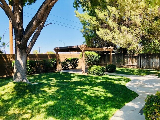 Building Photo - 1305 Windsor Pl