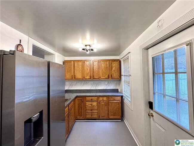 Building Photo - 527 Bradley St