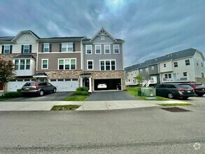 Building Photo - Pittsburgh - 3 Bedroom 2.5 Bathroom - Town...