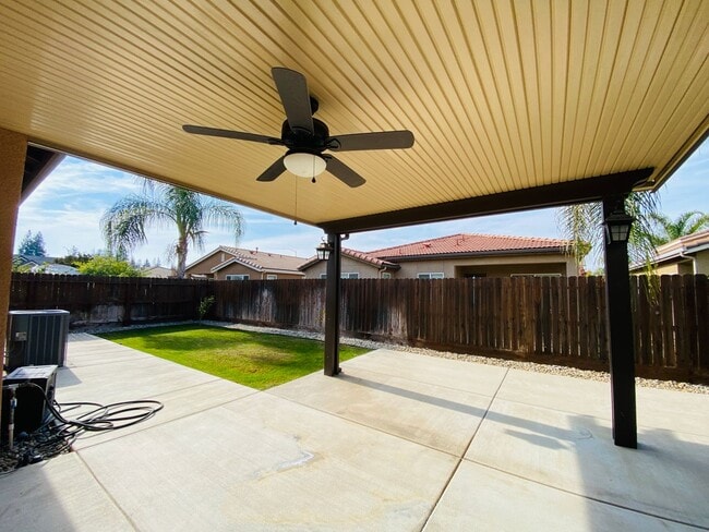 Building Photo - $2,250 International & Chestnut 3 Bed - N....