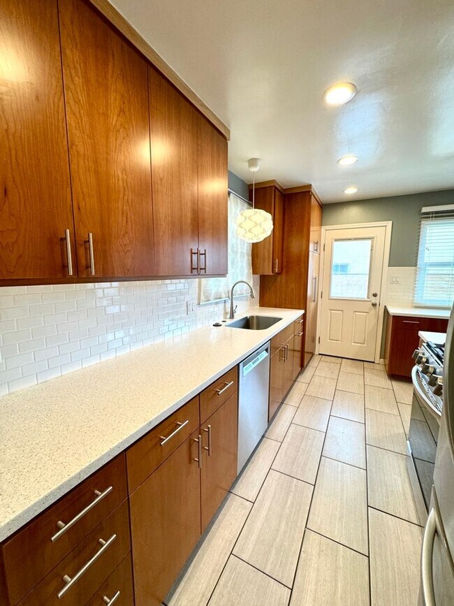 Building Photo - Fabulous 3 bedroom 1 bathroom updated home