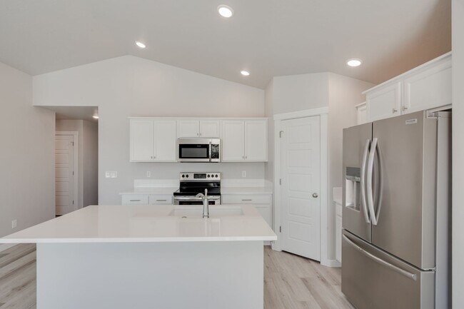 Building Photo - Open Concept Living!