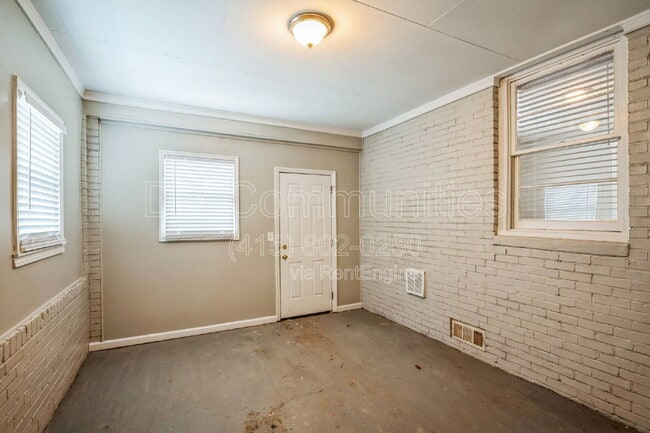 Building Photo - 927 Byron Dr SW