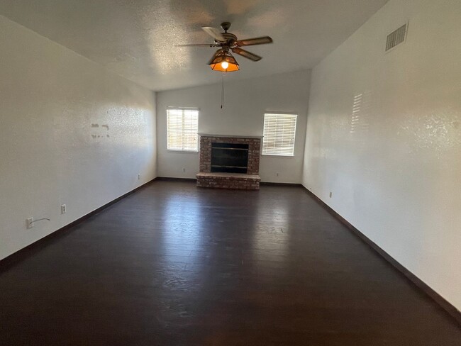 Building Photo - Apple Valley- 3 Bedrooms, 2 Bathrooms, Sol...