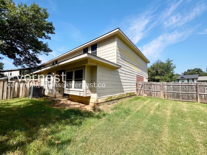 Building Photo - 230 Creek Cove Dr