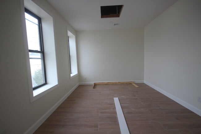 Building Photo - 72 Van Dyke St