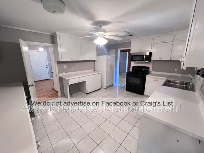 Building Photo - 255 Greenbriar Dr